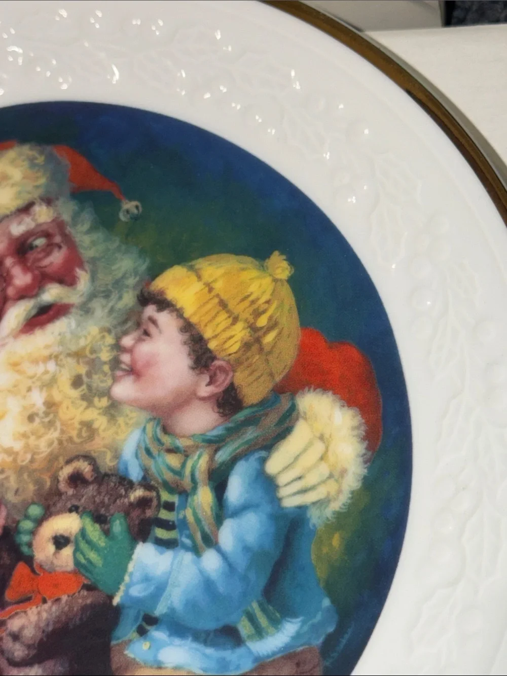 Avon 1999Fine Collectibles Christmas Decorative Plate - 22K Hold Rim.